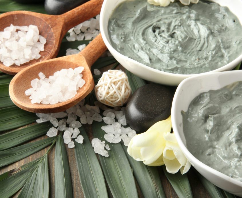 Composition with cosmetic clay for spa treatments,